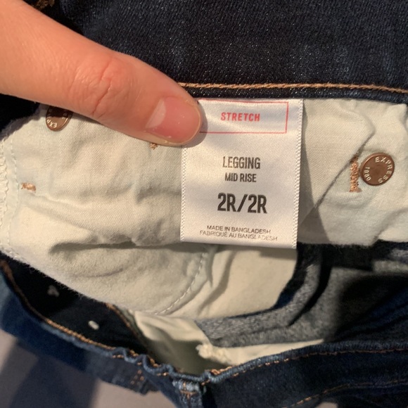 Like New!! Womens Dark Wash lightly distressed Mid Rise Stretch Legging Jean - Picture 3 of 3